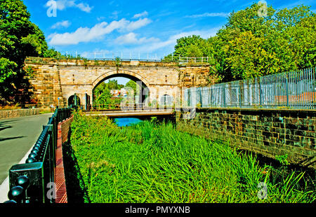 Stockton à Darlington pont ferroviaire sur la rivière Skerne, Darlington, Angleterre du Nord-Est Banque D'Images