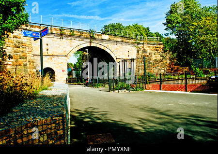 Stockton à Darlington pont ferroviaire sur la rivière Skerne, Darlington, Angleterre du Nord-Est Banque D'Images