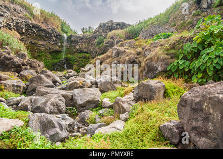 Descendant en cascade à l'alto beach sur l'île de São Miguel Açores Praia da Viola Banque D'Images