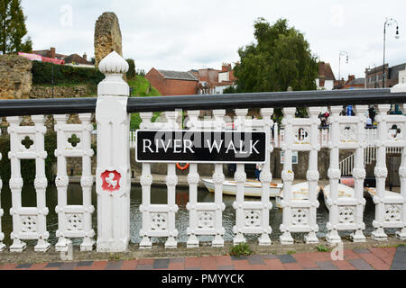 River Walk signer sur garde-corps ornemental avec Invicta, le long de la rivière Medway Tonbridge, Kent. Ruines du château de Norman est visible dans le background Banque D'Images