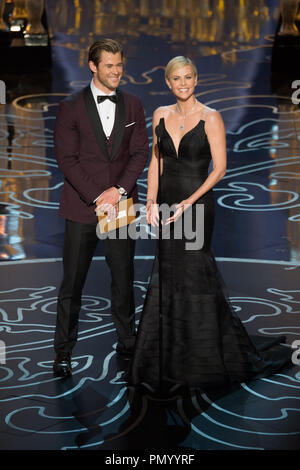 Chris Hemsworth et Charlize Theron présente lors de la diffusion de l'ABC en direct des Oscars® à partir de la technologie Dolby® Theatre à Hollywood, CA, dimanche 2 mars 2014. Référence de fichier #  32268 613 pour un usage éditorial uniquement - Tous droits réservés Banque D'Images