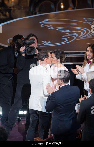 Matthew McConaughey interagit avec Camila Alves après avoir remporté l'Oscar® du rendement par un acteur dans un rôle principal pour son travail dans "Dallas Buyers Club" pendant la diffusion de l'ABC en direct des Oscars® à partir de la technologie Dolby® Theatre à Hollywood, CA, dimanche 2 mars 2014. Référence de fichier #  32268 641 pour un usage éditorial uniquement - Tous droits réservés Banque D'Images