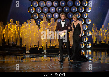 Chris Hemsworth et Charlize Theron présente un Oscar® pendant la diffusion de l'ABC en direct des Oscars® à partir de la technologie Dolby® Theatre à Hollywood, CA, dimanche 2 mars 2014. Référence de fichier #  32268 674 pour un usage éditorial uniquement - Tous droits réservés Banque D'Images