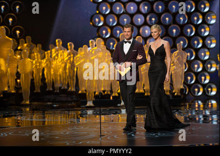 Chris Hemsworth et Charlize Theron présente un Oscar® pendant la diffusion de l'ABC en direct des Oscars® à partir de la technologie Dolby® Theatre à Hollywood, CA, dimanche 2 mars 2014. Référence de fichier #  32268 675 pour un usage éditorial uniquement - Tous droits réservés Banque D'Images