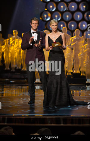 Chris Hemsworth et Charlize Theron présente un Oscar® pendant la diffusion de l'ABC en direct des Oscars® à partir de la technologie Dolby® Theatre à Hollywood, CA, dimanche 2 mars 2014. Référence de fichier #  32268 677 pour un usage éditorial uniquement - Tous droits réservés Banque D'Images