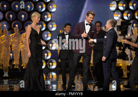 Chris Hemsworth et Charlize Theron présente l'Oscar® pour les réalisations en mixage sonore pour travailler sur "gravité" pour passer Niv Adiri, Lievsay Christopher, Benstead et Chris Munro durant la diffusion de l'ABC en direct des Oscars® à partir de la technologie Dolby® Theatre à Hollywood, CA, dimanche 2 mars 2014. Référence de fichier #  32268 678 pour un usage éditorial uniquement - Tous droits réservés Banque D'Images