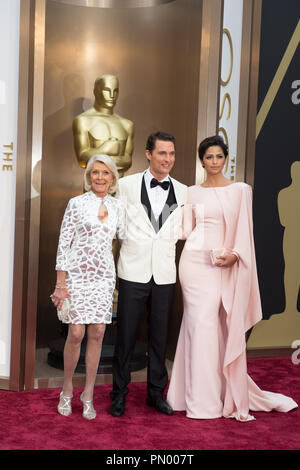 Mary Kay McConaughey, Oscar®-acteur nommé Matthew McConaughey et Camila Alves arriver pour la diffusion de l'ABC en direct 86e Oscars® au Théâtre Dolby®, le 2 mars 2014 à Hollywood, CA. Référence de fichier #  32268 840 pour un usage éditorial uniquement - Tous droits réservés Banque D'Images