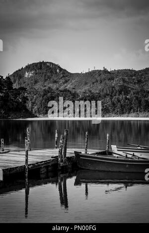 Jetty et bateau, les lacs de Montebello, Bosque Azul, lac, Chiapas, Mexique Banque D'Images