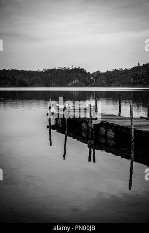 Jetty et bateau, les lacs de Montebello, Bosque Azul, lac, Chiapas, Mexique Banque D'Images