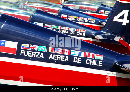 La Force aérienne chilienne Fuerza Aérea de Chile, FACh, acrobaties Haut Halcones Squad (Escuadrilla de Alta Acrobacia Halcones). Extra 300 avions avec des drapeaux Banque D'Images