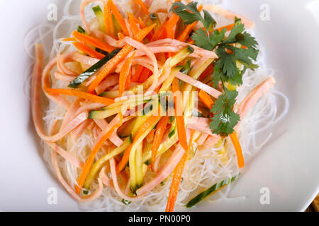 Vith salade de nouilles, légumes et bacon Banque D'Images