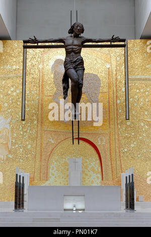 Fatima, Portugal - Mai 19, 2014 : le Christ l'autel de la nouvelle église de la Santissima Trindade Banque D'Images