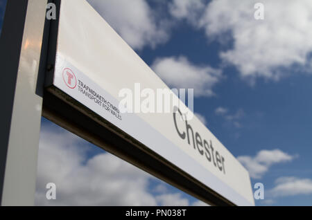 La gare de Chester en Angleterre against a blue sky montrant le transport pour le pays de Galles marque porté par le nouvel exploitant Keolis Amey. Banque D'Images