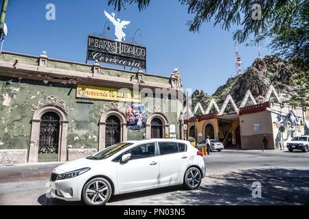 Barra Hidalgo brasserie dans le centre historique d'Hermosillo, Sonora. Façade, à l'extérieur, house, old, couleur verte, architecture, lumière du jour, dailylife Banque D'Images