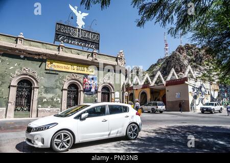 Barra Hidalgo brasserie dans le centre historique d'Hermosillo, Sonora. Façade, à l'extérieur, house, old, couleur verte, architecture, lumière du jour, dailylife Banque D'Images
