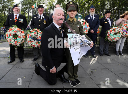 Sergent Major à la retraite Noel O'Callaghan avec sa petite-fille Aleesha Penrose, 9, lors d'un défilé pour le respect et la fidélité pour les Forces de défense irlandaises à Merrion Square à Dublin. Banque D'Images