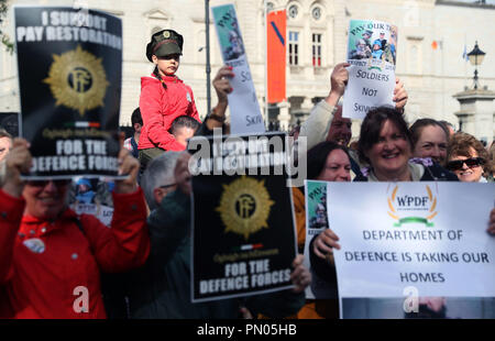 Aleesha Penrose, 9, petite-fille de Sergent major à la retraite Noel O'Callaghan prend part à une parade pour le respect et la fidélité des Forces de défense irlandaises à Merrion Square à Dublin. Banque D'Images