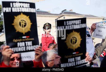 Aleesha Penrose, 9, petite-fille de Sergent major à la retraite Noel O'Callaghan prend part à une parade pour le respect et la fidélité des Forces de défense irlandaises à Merrion Square à Dublin. Banque D'Images