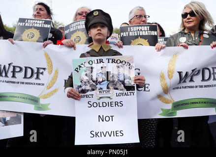 Aleesha Penrose, 9, petite-fille de Sergent major à la retraite Noel O'Callaghan prend part à une parade pour le respect et la fidélité des Forces de défense irlandaises à Merrion Square à Dublin. Banque D'Images