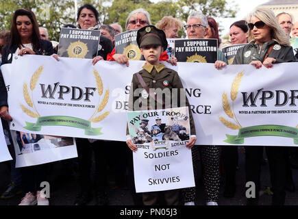 Aleesha Penrose, 9, petite-fille de Sergent major à la retraite Noel O'Callaghan prend part à une parade pour le respect et la fidélité des Forces de défense irlandaises à Merrion Square à Dublin. Banque D'Images