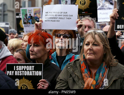 Les gens se rassemblent à l'extérieur de Leinster House à Dublin au cours d'une parade pour le respect et la fidélité pour les Forces de défense irlandaises. Banque D'Images