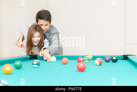 Les couples heureux sont de jouer au billard à la maison, concept d'activités récréatives et de loisirs Banque D'Images