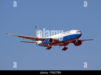 United Airlines Boeing 777-222(ER) L'atterrissage d'un aéronef à l'aéroport Heathrow de Londres. Banque D'Images