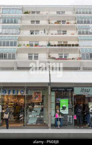 Le Brunswick résidentiel classé grade II et centre commercial de Bloomsbury, Camden, London, England, UK Banque D'Images