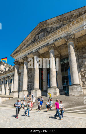 Berlin, Allemagne - mai27, 2017 : Les gens en face de la Deutscher Reichstag à Berlin, Allemagne. Bâtiment du Reichstag, siège du parlement allemand. Banque D'Images