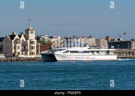 Île de Wight fastferry Wight Rider 1 Le port de Portsmouth, Angleterre entrant au Royaume-Uni. En passant la Tour Ronde, Vieux Portsmouth. Banque D'Images