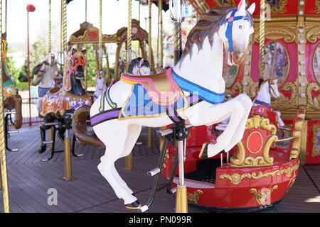 Attractions pour enfants cheval de carrousel coloré fun x Banque D'Images