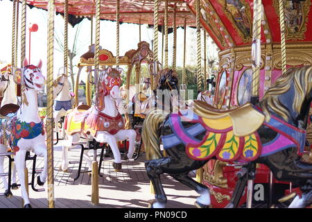 Attractions pour enfants cheval de carrousel coloré fun x Banque D'Images