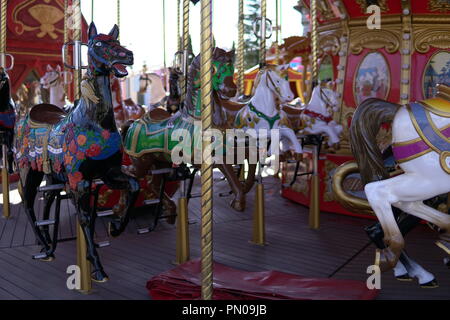 Attractions pour enfants cheval de carrousel coloré amusant z Banque D'Images