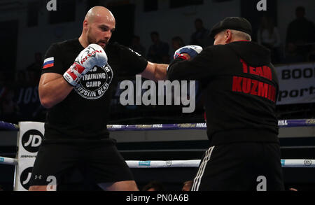 Sergey Kuzmin (à gauche) au cours de l'entraînement à York Hall, Londres. Banque D'Images