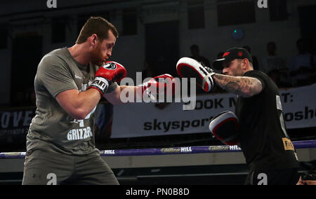 David Price (à gauche) au cours de l'entraînement à York Hall, Londres. Banque D'Images