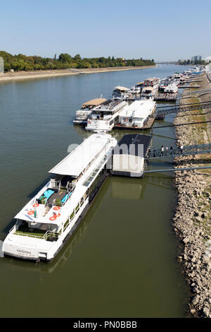 Bateaux de croisière amarré sur le bord du Danube à Budapest Banque D'Images