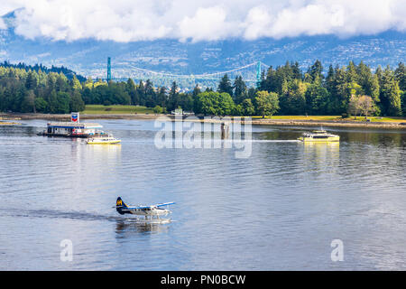 Un hydravion dans le port de Vancouver, Colombie-Britannique, Canada - Regard sur le pont Lions Gate Banque D'Images