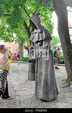 TALLINN, ESTONIE - 30 août 2018 : l'un des trois moines 'bronze' au jardin du roi danois dans la vieille ville de Tallinn Banque D'Images