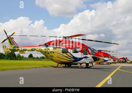 L'équipe de démonstration de l'hélicoptère Sarang. Indian Air Force peacock combiné Hindustan Aeronautics ALH Dhruv de HAL des hélicoptères à un meeting aérien Banque D'Images