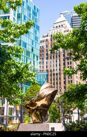 Sculpture 'Le Pod' par Rick Switzer de l'orque tueur, entouré par l'architecture moderne élevé à Burrard Street, au centre-ville de Vancouver, BC Banque D'Images