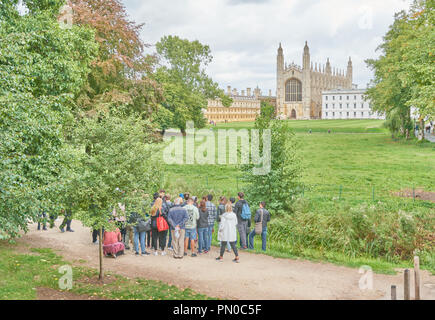 Un groupe de touristes visite recueillir sur la voie à 'le dos' à côté de la prairie en face de King's College et Clare College, Université de Cambridge, l'Engl Banque D'Images