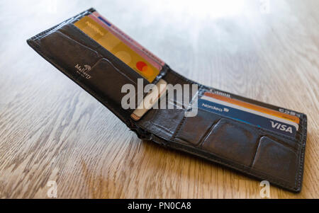 Etui en cuir noir sur la table ouverte avec variété de cartes de crédit Banque D'Images