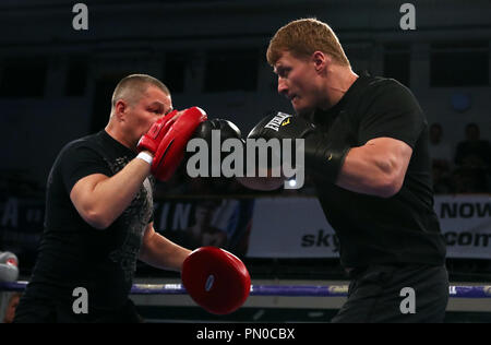 Alexander Povetkin (à droite) au cours de l'entraînement à York Hall, Londres. Banque D'Images