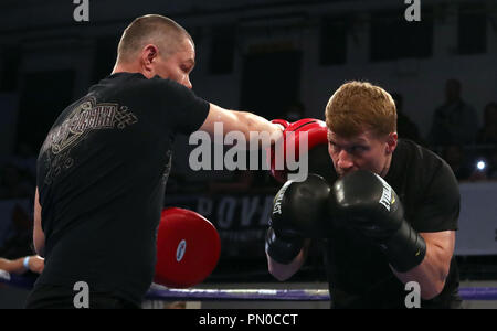 Alexander Povetkin (à droite) au cours de l'entraînement à York Hall, Londres. Banque D'Images