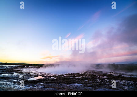 Strokkur geyser. Cercle d'or de l'Islande. Dans la zone géothermique de Haukadalur vallée Banque D'Images