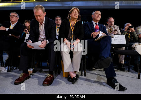 Tim farron utilise son téléphone alors que le député de JO Swinson s'adresse à la conférence d'automne du Parti libéral-démocrate qui s'est tenue le dimanche 16 septembre 2018 à Brighton Centre, dans le Sussex. Photo : Tim Farron, Vince Cable Picture de Julie Edwards. Banque D'Images