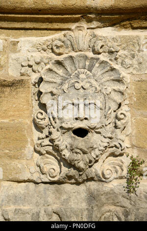 Visage Stone-Carved de fontaine murale dans les jardins du château de Lauris Luberon Provence France Banque D'Images