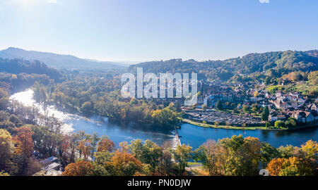 France, Corrèze, vallée de la Dordogne, Beaulieu sur Dordogne, le village et la Dordogne (vue aérienne) // France, Corrèze (19), vallée de la Dordogne, être Banque D'Images