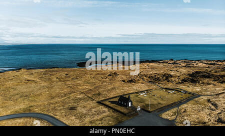 Vue aérienne de l'église noire Budir sur côte près de belle mer, Glasgow, Islande Banque D'Images