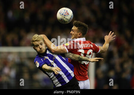 Sheffield United's Danny Lafferty (à gauche) et Nottingham Forest's Jack Robinson bataille pour un en-tête pendant le match de championnat à Sky Bet Sol, la ville de Nottingham. Banque D'Images